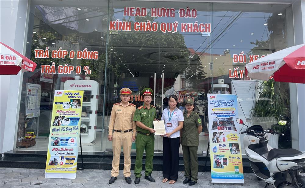 CSGT Công an Thanh Hà phối hợp với lực lượng Công an cơ sở tuyên truyền, phát thư ngỏ về bảo đảm TTATGT đến nhân dân.
