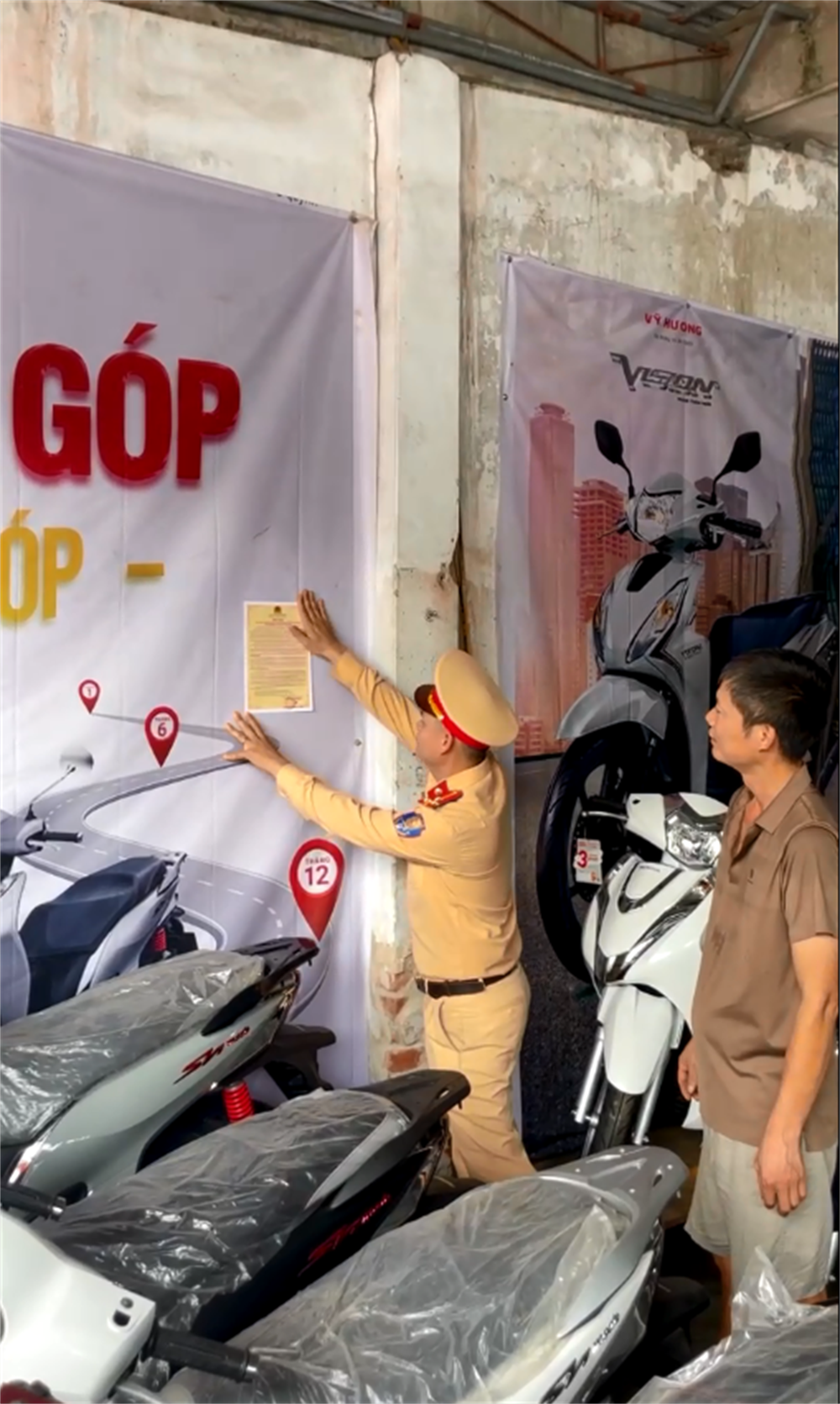 CSGT Công an Thanh Hà dán Thư ngỏ tuyên truyền bảo đảm TTATGT tại các đại lý bán xe máy trên địa bàn huyện.