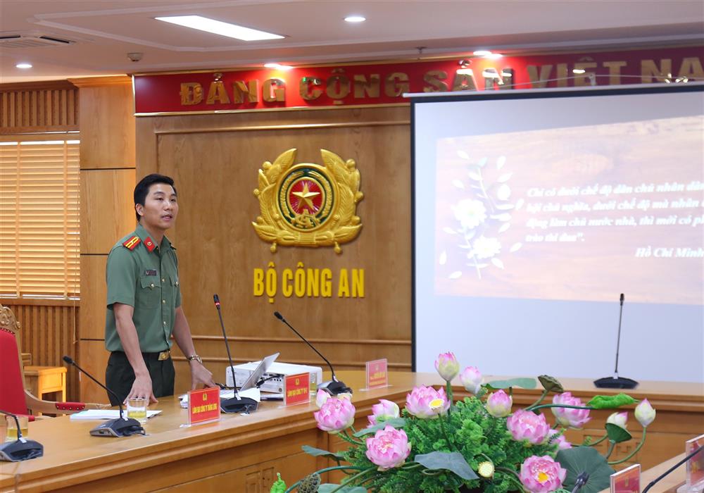 Thiếu tá Nguyễn Hữu Luân, Phó Trưởng phòng Thi đua, khen thưởng Bộ Công an truyền đạt các kiến thức chuyên đề về thi đua khen thưởng đến cán bộ, chiến sĩ, đảng viên trong Cục Công nghiệp an ninh.