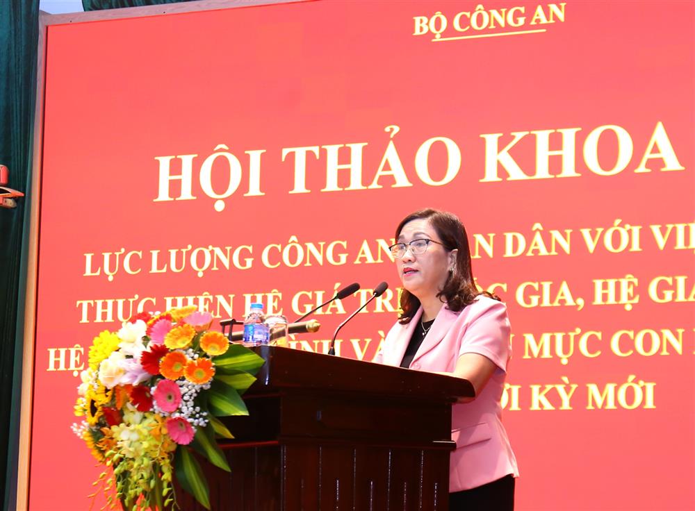 đồng chí Đinh Thị Mai, Phó trưởng Ban Tuyên giáo Trung ương phát biểu khai mạc Hội thảo.