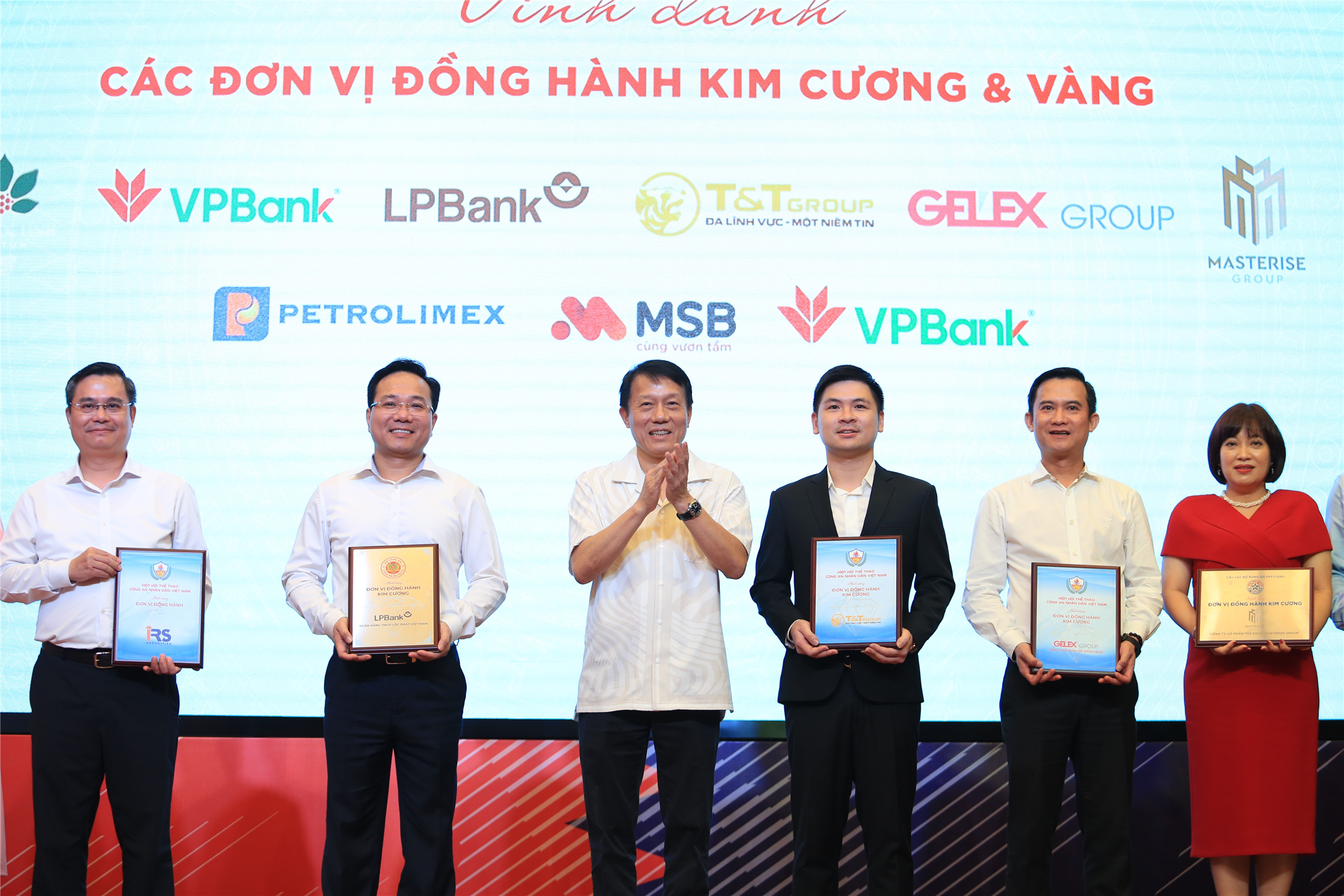 Bộ trưởng Lương Tam Quang trao bảng danh vị ghi nhận sự đóng góp tích cực, hiệu quả cho phong trào thể thao của lực lượng CAND thông qua hoạt động của hiệp hội và các câu lạc bộ thành viên tặng các đơn vị đồng hành.
