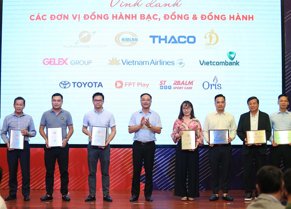 Thứ trưởng Phạm Thế Tùng trao bảng danh vị ghi nhận sự đóng góp tích cực, hiệu quả cho phong trào thể thao của lực lượng CAND thông qua hoạt động của hiệp hội và các câu lạc bộ thành viên tặng các đơn vị đồng hành.