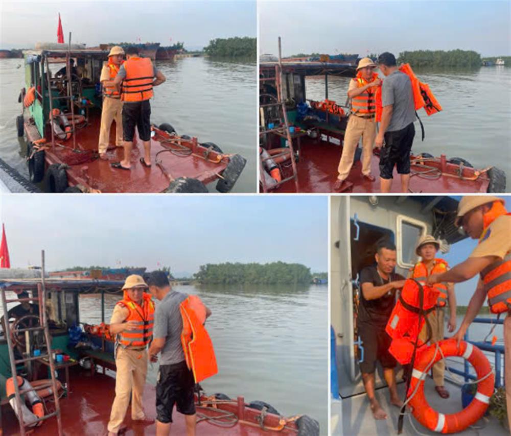 Lực lượng Cảnh sát giao thông Công an thành phố hướng dẫn người dân tránh bão, sử dụng các phương tiện đảm bảo an toàn giao thông.
