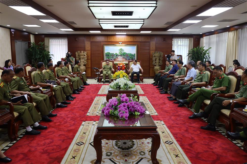 - Đồng chí Lê Văn Hiệu, Phó Bí thư Thường trực Tỉnh uỷ, Chủ tịch HĐND tỉnh, Trưởng Đoàn Đại biểu Quốc hội tỉnh tiếp Đoàn đại biểu Công an tỉnh Viêng Chăn.