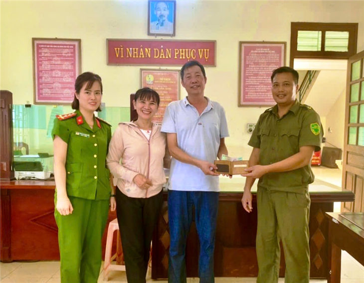 Đồng chí Trần Tuấn Ngọc và cán bộ Công an phường Ninh Sơn trao trả tài sản cho gia đình anh Đặng Văn Hùng