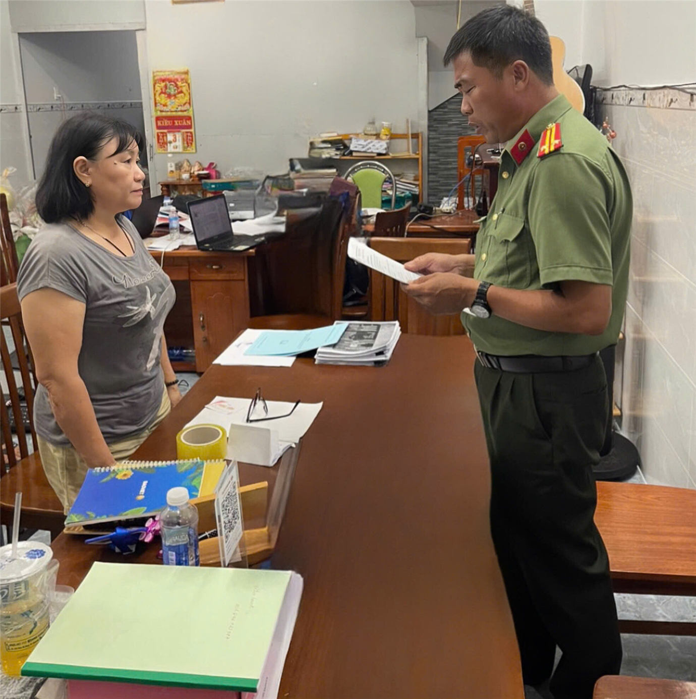 Cơ quan An ninh điều tra Công an tỉnh Kiên Giang tống đạt các quyết định khởi tố vụ án, khởi tố bị can, thi hành lệnh bắt tạm giam đối với Nguyễn Ngọc Châu.