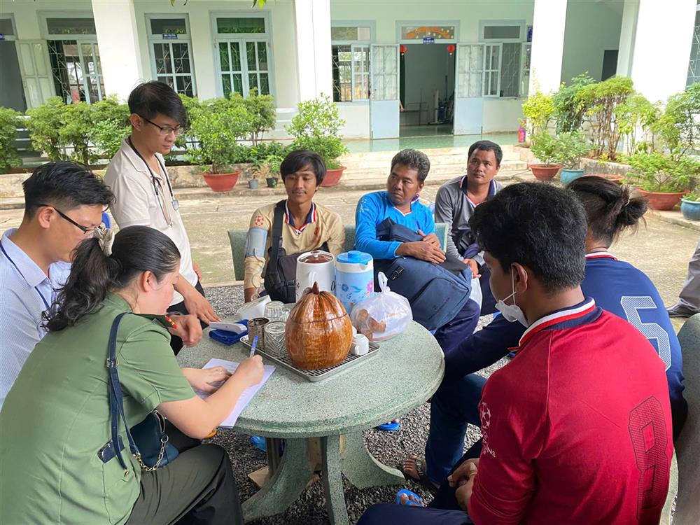 Phòng Quản lý xuất nhập cảnh cùng Trung tâm bảo trợ xã hội tỉnh thăm khám sức khỏe và bố trí nơi ở cho 05 thuyền viên quốc tịch Myanmar.
