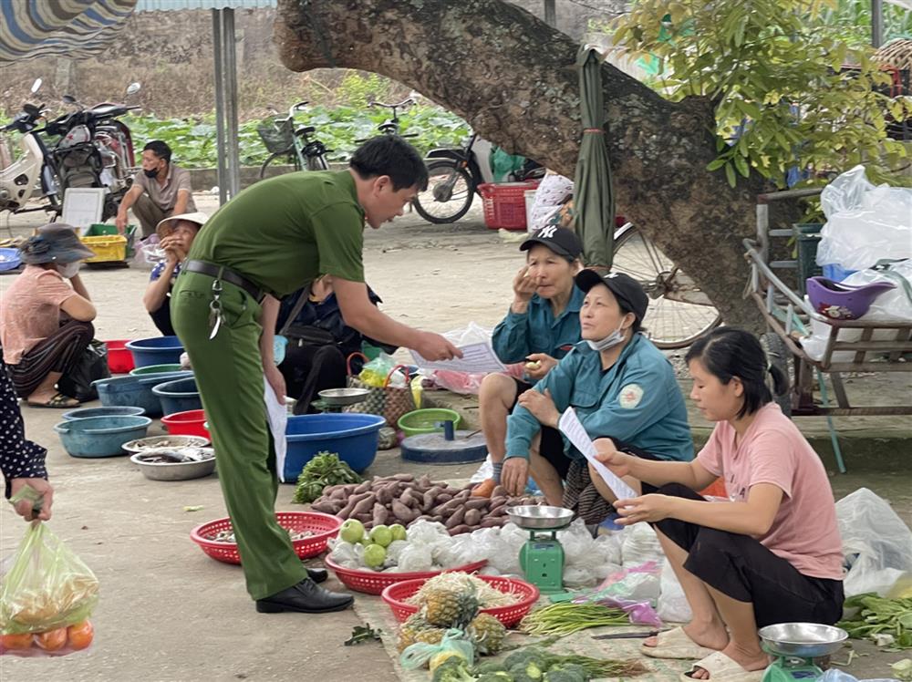 Công an huyện Đông Sơn tuyên truyền cảnh báo cho người dân nắm rõ thủ đoạn lừa đảo chiếm đoạt tài sản trên không gian mạng.