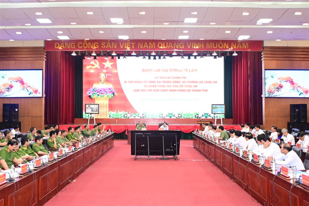 Các đại biểu dự buổi làm việc.