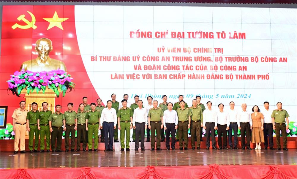 Các đại biểu dự buổi làm việc.