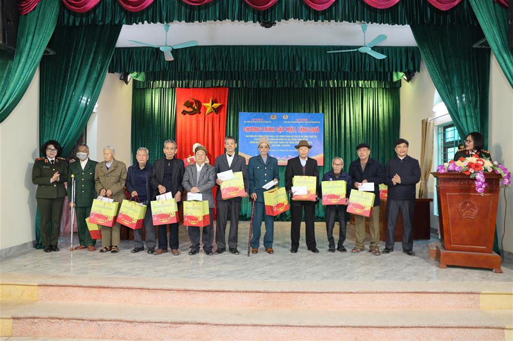 Đoàn công tác trao quà cho gia đình chính sách, người có công.