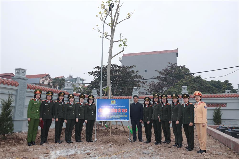 Đoàn công tác trồng cây xanh và gắn biển công trình tại khuôn viên Nghĩa trang.