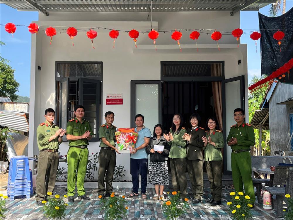 Phòng Tham mưu và Công an huyện Đồng Xuân tặng quà Tết cho gia đình chị Phạm Thị Thúy An.