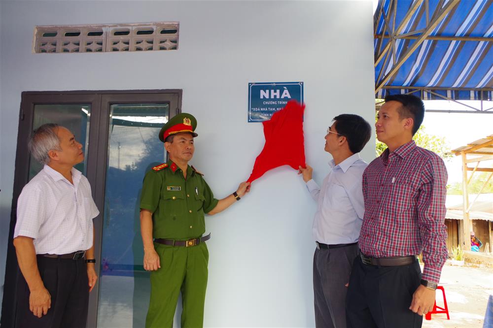 Lễ bàn giao nhà trong Chương trình “Xóa nhà tạm nhà dột nát” cho gia đình chị Gia Lức Thị Kha.