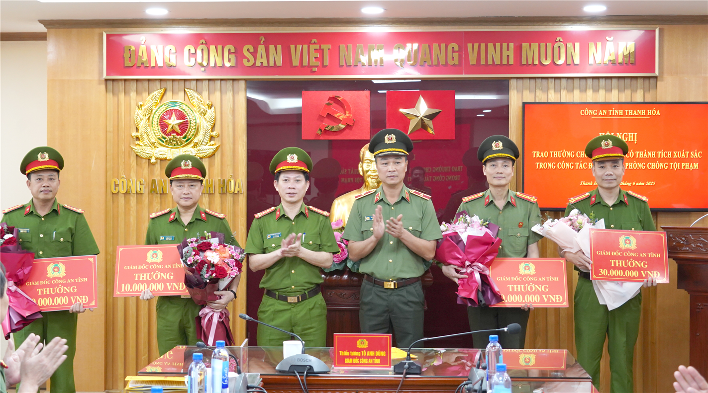 Thiếu tướng Tô Anh Dũng, Giám đốc Công an tỉnh và Đại tá Trịnh Văn Giang, Phó Giám đốc trao thưởng cho các đơn vị có thành tích xuất sắc trong công tác đấu tranh phòng, chống tội phạm.