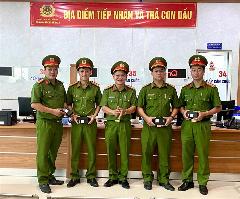 Công an TP Hồ Chí Minh và Công an tỉnh Bà Rịa-Vũng Tàu phối hợp tổ chức thu hồi và cấp mới con dấu cho các cơ quan, đơn vị cấp xã theo mô hình mới...