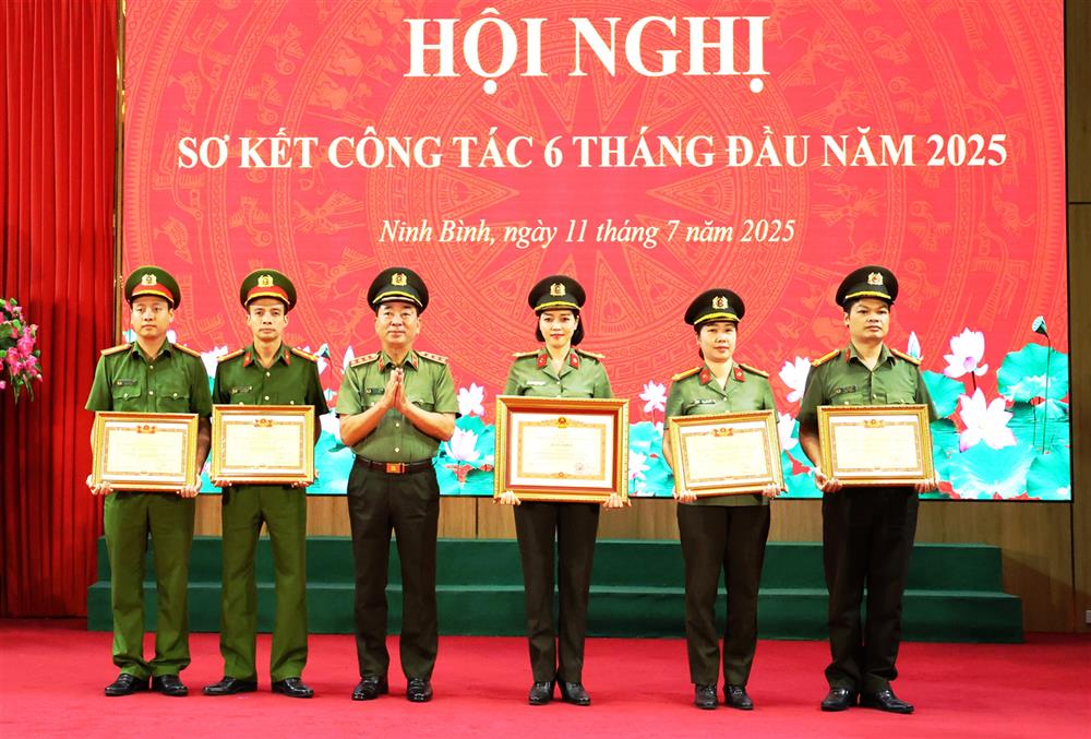 Thừa ủy quyền của Thủ tướng Chính phủ, Thứ trưởng Trần Quốc Tỏ trao Bằng khen của Thủ tướng Chính phủ tặng 01 cá nhân; trao danh hiệu “Chiến sĩ thi đua toàn lực lượng Công an nhân dân” tặng 05 cá nhân.