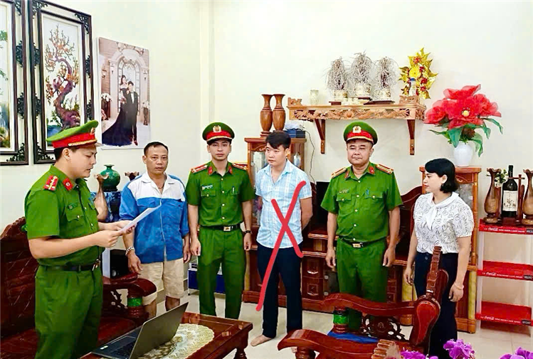 Cơ quan điều tra Cảnh sát điều tra Công an tỉnh Quảng Bình Tống đạt quyết định khởi tố, Lệnh bắt tạm giam đối với Lê Quang Hải (Chủ sở hữu Công ty Cổ phần IQ Group).