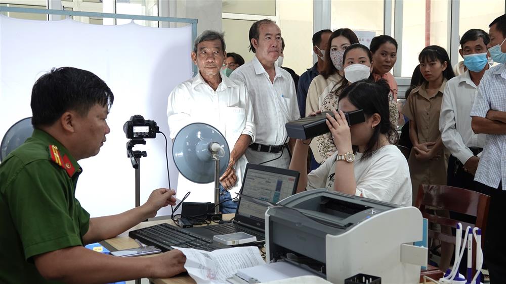Giải quyết thủ tục hành chính cho người dân.