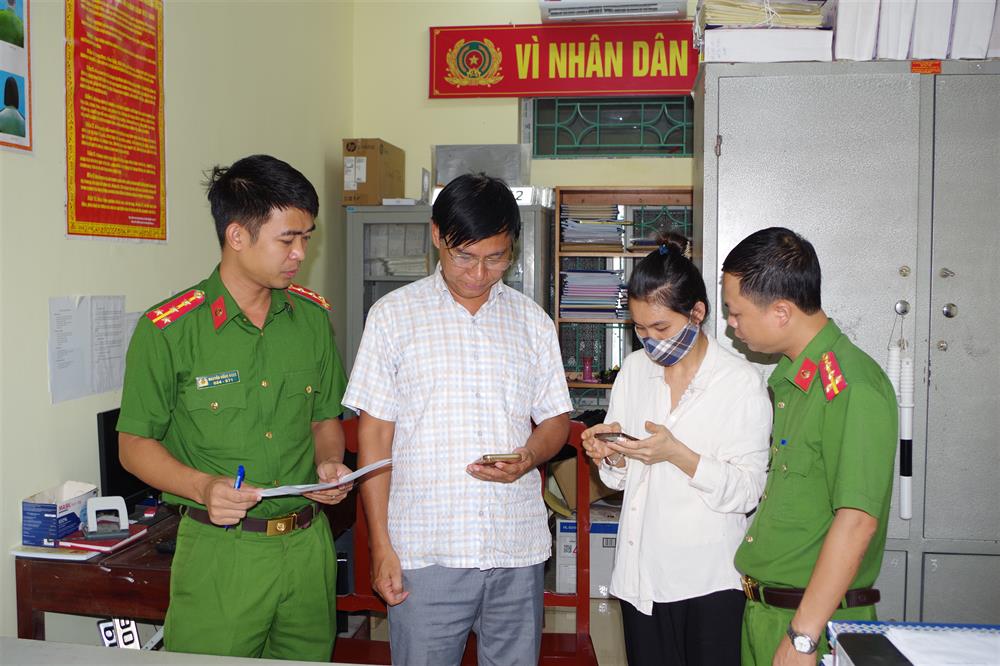Công an xã Thanh Tân, huyện Thanh Liêm và chị Hoài hỗ trợ ông Vinh nhận lại số tiền đã chuyển khoản nhầm.