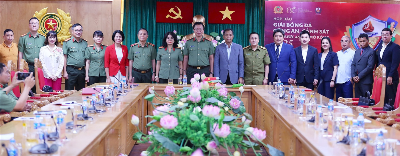 Các đại biểu dự họp báo.