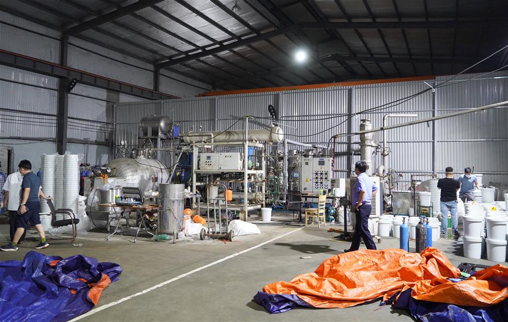 Bên trong một cơ sở sản xuất Công an Thanh Hóa phát hiện triệt phá.