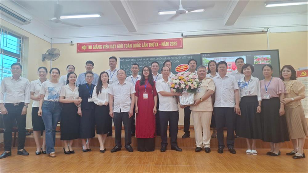 Thiếu tướng, PGS.TS Trần Quang Huyên, Phó Giám đốc Học viện CSND - Trưởng đoàn tham gia Hội thi tặng hoa chúc mừng thí sinh Nguyễn Đức Phúc.