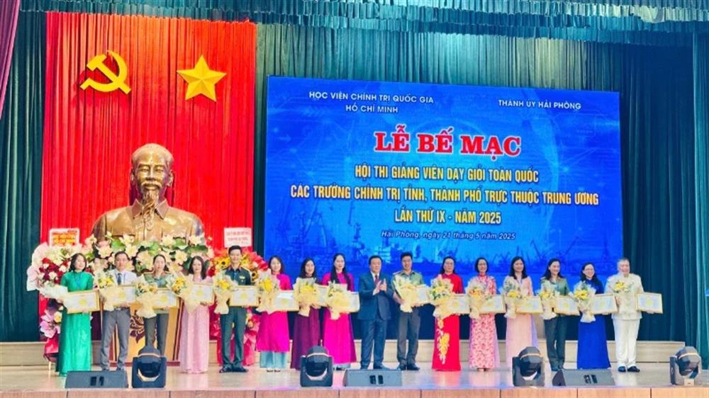 Ban tổ chức trao Bằng khen cho các đồng chí giảng viên xuất sắc tiêu biểu.