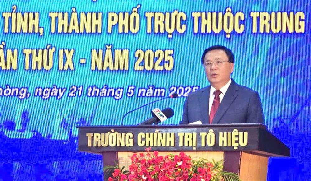 Đồng chí Nguyễn Xuân Thắng, Ủy viên Bộ Chính trị, Giám đốc Học viện Chính trị quốc gia Hồ Chí Minh, Chủ tịch Hội đồng lý luận Trung ương phát biểu bế mạc Hội thi.