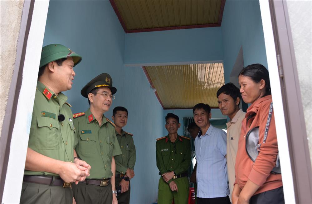 Thiếu tướng Nguyễn Hồng Nguyên và Đại tá Phạm Hữu Trường thăm hỏi, động viên các gia đình vừa được nhận nhà mới.