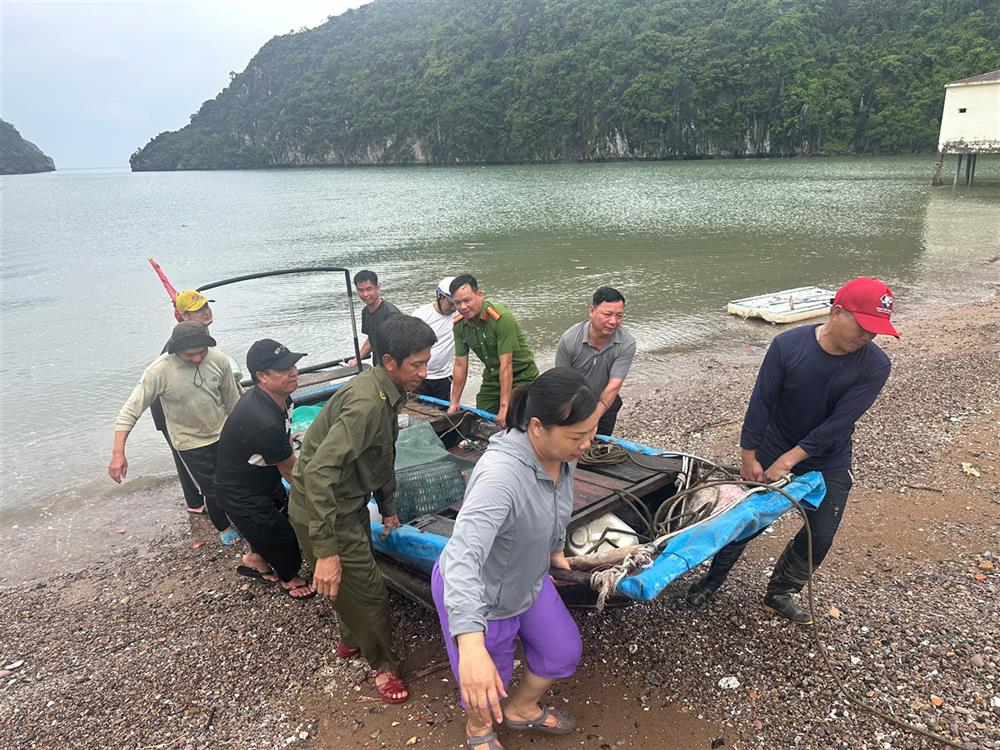 Công an đặc khu Cát Hải, thành phố Hải Phòng cùng các lực lượng chức năng hỗ trợ người dân di chuyển tài sản đến nơi an toàn.