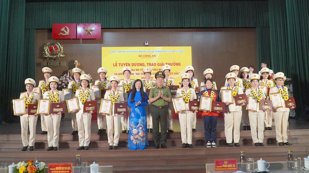 Thứ trưởng Trần Quốc Tỏ và đồng chí Nguyễn Thị Thu Hiền, Phó Chủ tịch Trung ương Hội Liên hiệp Phụ nữ Việt Nam trao chứng nhận tặng các cá nhân Phụ nữ Công an tiêu biểu năm 2024.