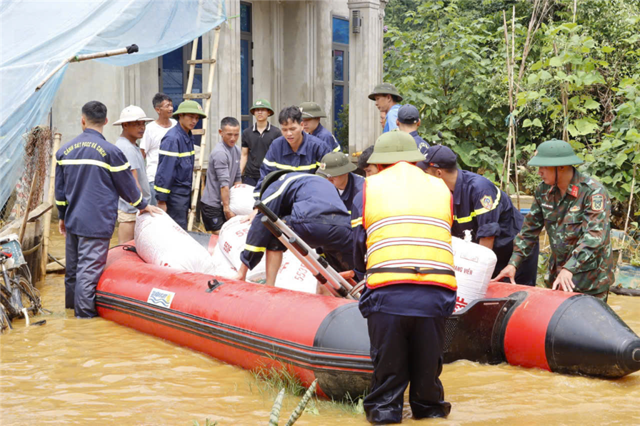 Lực lượng Công an hỗ trợ người dân sơ tán đồ đạc, nông sản ra khỏi khu vực ngập lụt, sạt lở.