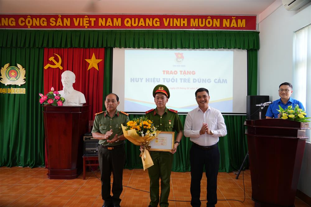 Trao huy hiệu dũng cảm cho chiến sỹ Hồ Tài.