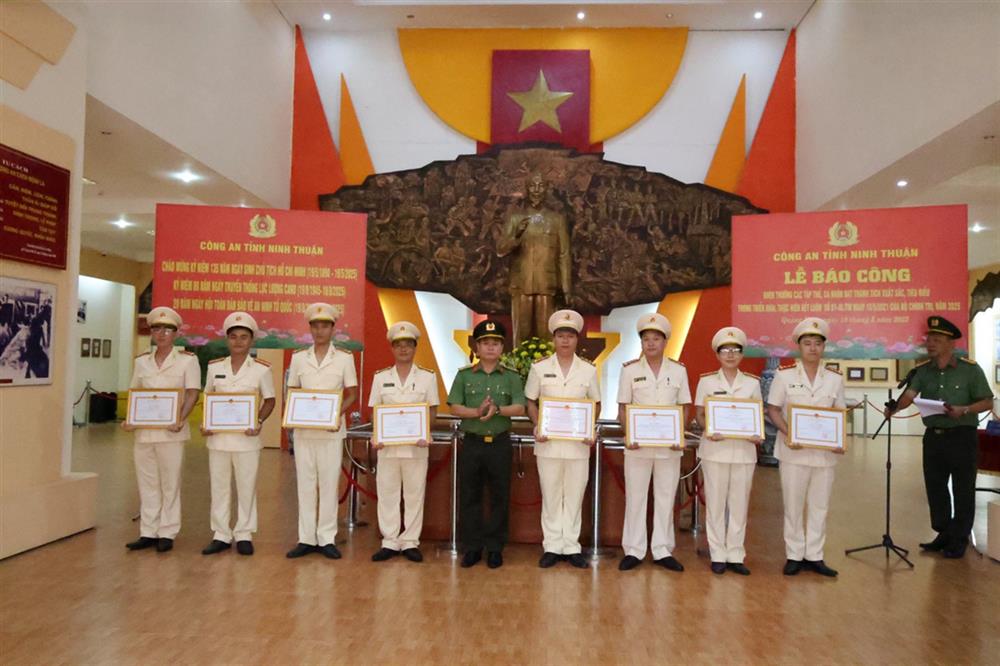 Đại tá Huỳnh Tấn Hạnh trao tặng giấy khen cho các tập thể, cá nhân tiêu biểu xuất sắc.