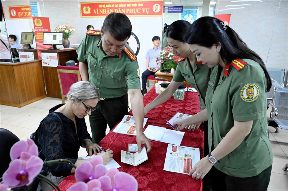 Đại tá Nguyễn Bá Tuấn, Phó Cục trưởng Cục Quản lý xuất nhập cảnh trực tiếp kiểm tra các công việc tại địa điểm tiếp dân của Cục Quản lý xuất nhập cảnh trong ngày đầu cao điểm