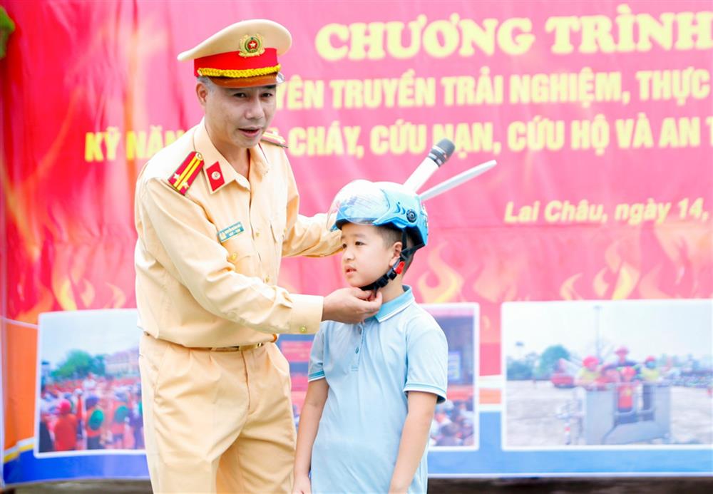 Hoạt động không chỉ trang bị kiến thức, kỹ năng sống cần thiết cho các em thiếu nhi mà còn góp phần giáo dục truyền thống, khơi dậy niềm tự hào về nghề nghiệp của cha mẹ.