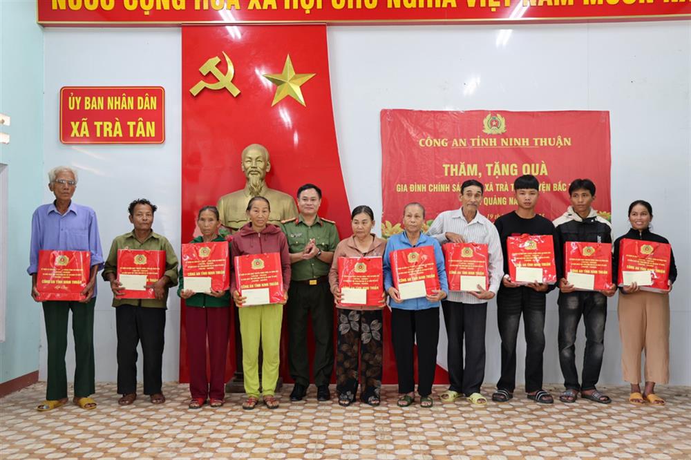 Đoàn thăm, tặng quà cho 10 gia đình chính sách và Công an xã Trà Tân, huyện Bắc Trà My.