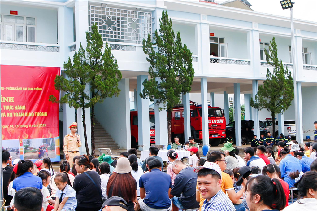 Công an tỉnh Lai Châu tổ chức chương trình tuyên truyền, trải nghiệm, thực hành chữa cháy, cứu nạn, cứu hộ và tuyên truyền an toàn giao thông cho hơn 500 cháu là con cán bộ, chiến sĩ Công an tỉnh và đoàn viên, thanh niên phường Đông Phong, thành phố Lai Châu.