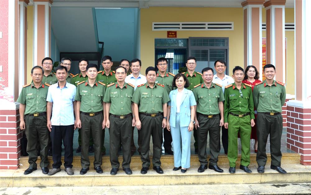 Đoàn công tác làm việc với chính quyền xã AYun (tỉnh Gia Lai) tại trụ sở Ủy ban nhân dân xã.