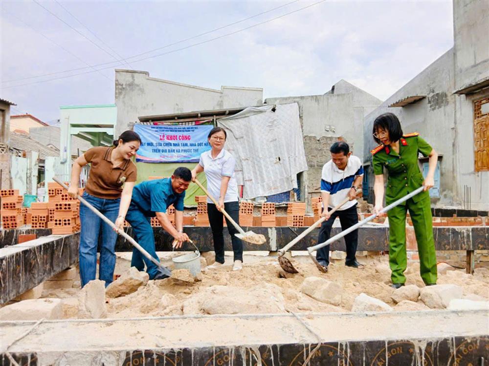 Hỗ trợ ngày công chung tay xoá nhà tạm, dột nát.