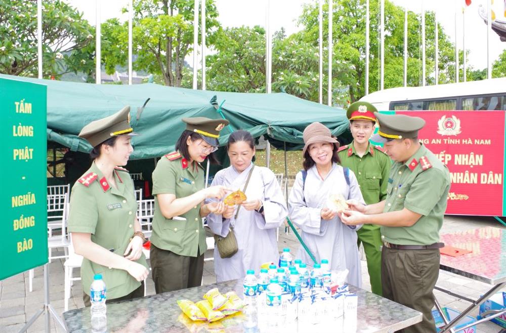 Cán bộ, chiến sĩ các tổ công tác phát nhu yếu phẩm cho người dân, Phật tử và du khách đến tham quan, chiêm bái Xá lợi Đức Phật tại Khu du lịch Tam Chúc.