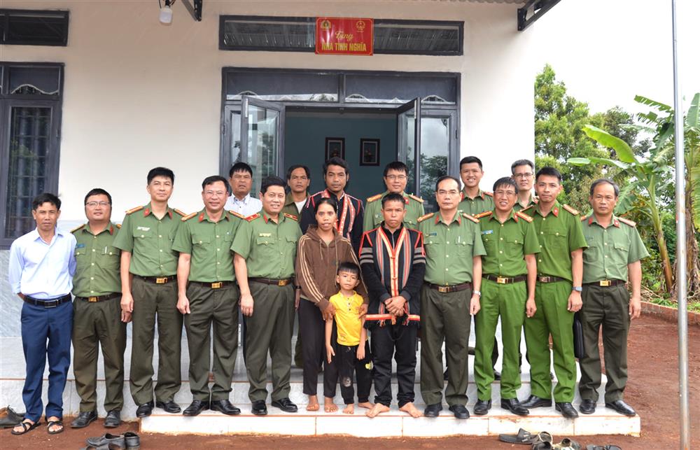 Thiếu tướng Nguyễn Hồng Nguyên phát biểu tại buổi làm việc với Ủy ban nhân dân xã AYun (tỉnh Gia Lai).