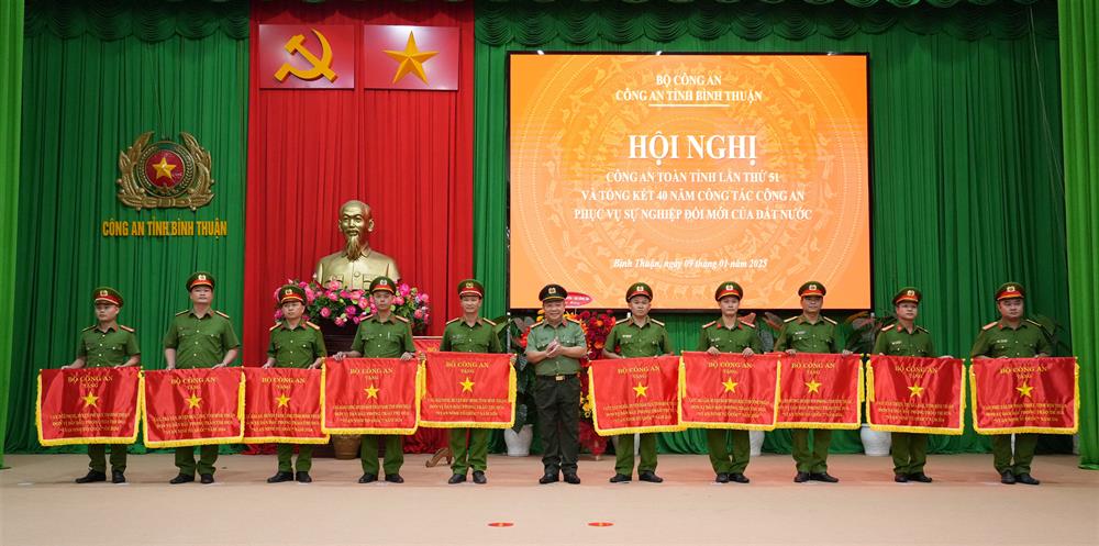 Đại tá Lê Quang Nhân, Giám đốc Công an tỉnh trao cờ thi đua của Bộ cho các đơn vị dẫn đầu.