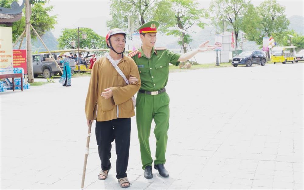 Cán bộ, chiến sĩ Công an Hà Nam hỗ trợ người khiếm thị di chuyển vào khu vực chiêm bái Xá lợi Đức Phật tại Khu du lịch Tam Chúc.