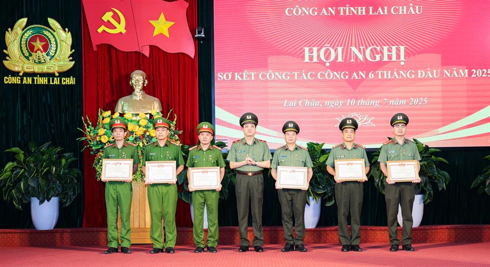 Thừa ủy quyền, Thiếu tướng Nguyễn Viết Giang trao danh hiệu “Chiến sĩ thi đua toàn lực lượng Công an nhân dân” tặng các cá nhân.