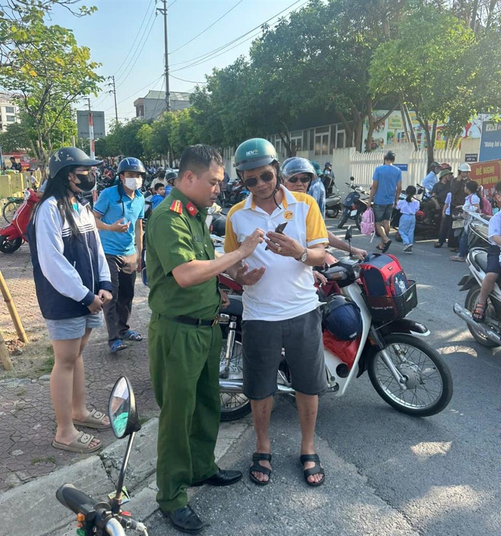 Người dân được hướng dẫn tham gia góp ý sửa đổi Hiến pháp và tích hợp các loại giấy tờ cá nhân trên ứng dụng VNeID.
