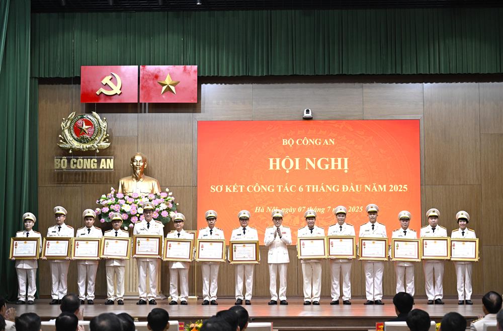 Thừa ủy quyền của Chủ tịch nước, Bộ trưởng Lương Tam Quang trao Huân chương Chiến công hạng Ba và Huân chương Bảo vệ Tổ quốc hạng Ba tặng các cá nhân có thành tích xuất sắc.