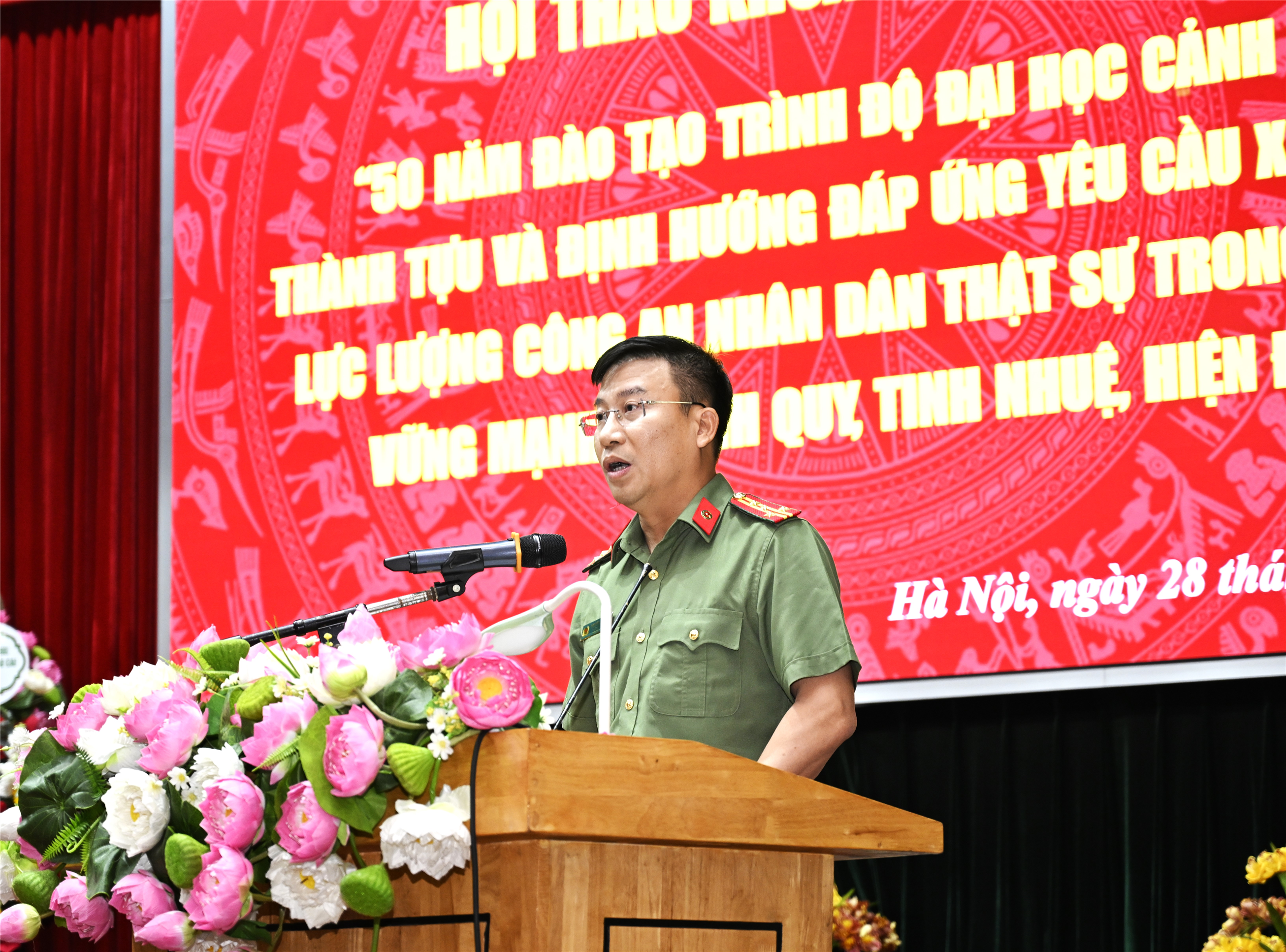 Đại tá, TS Nguyễn Anh Tuấn, Phó Cục trưởng Cục Đào tạo tham luận tại Hội thảo.