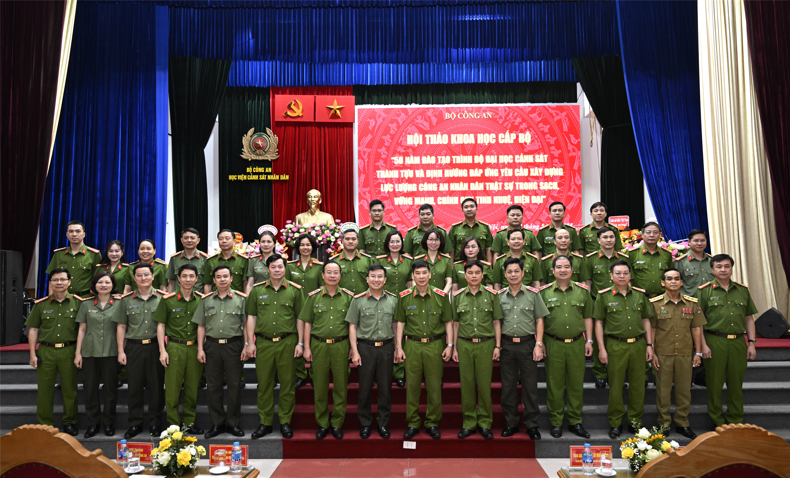 Các đại biểu dự Hội thảo.